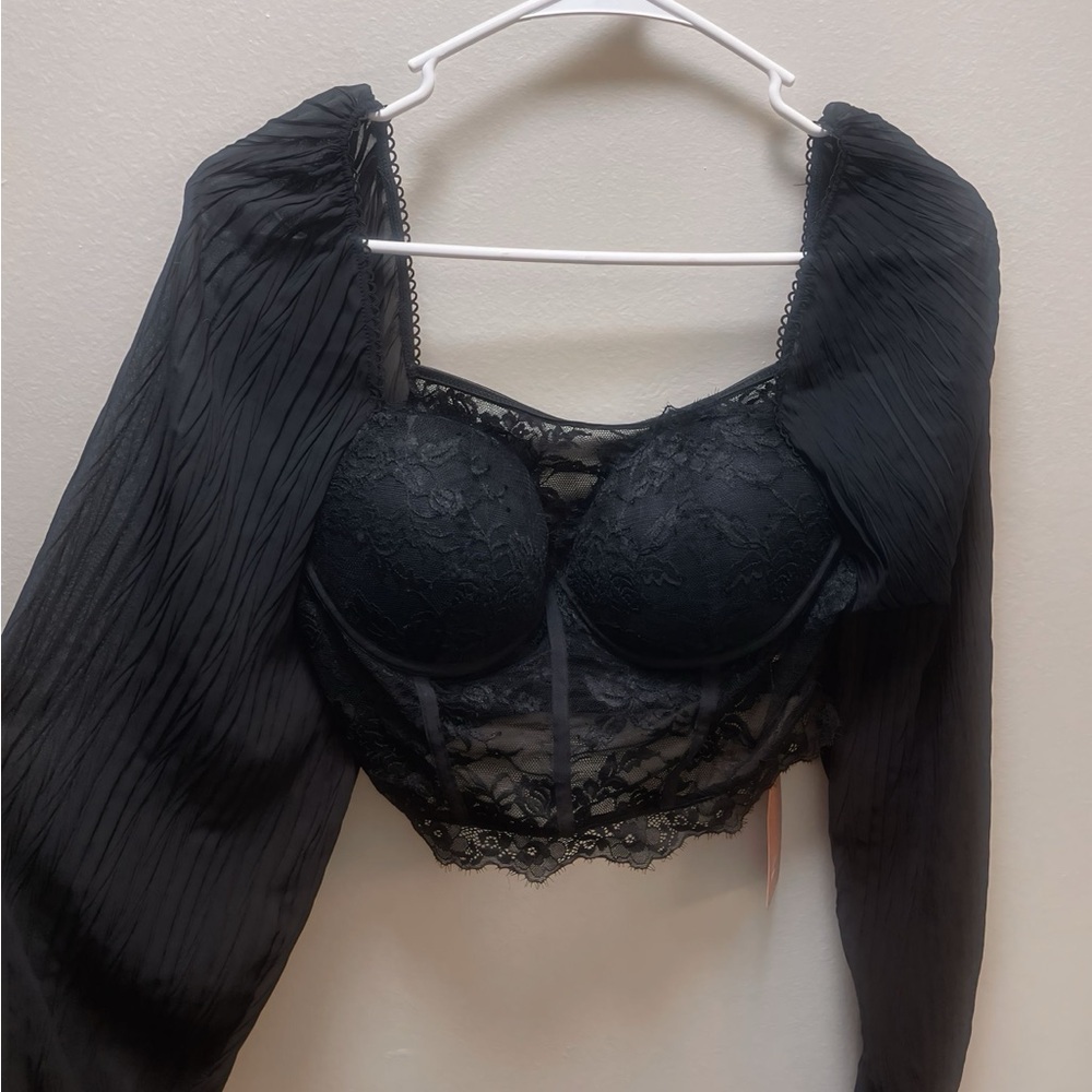 Trendy boutique Black Lace Top Built in Bra and Dramatic Sleeves Brand New
